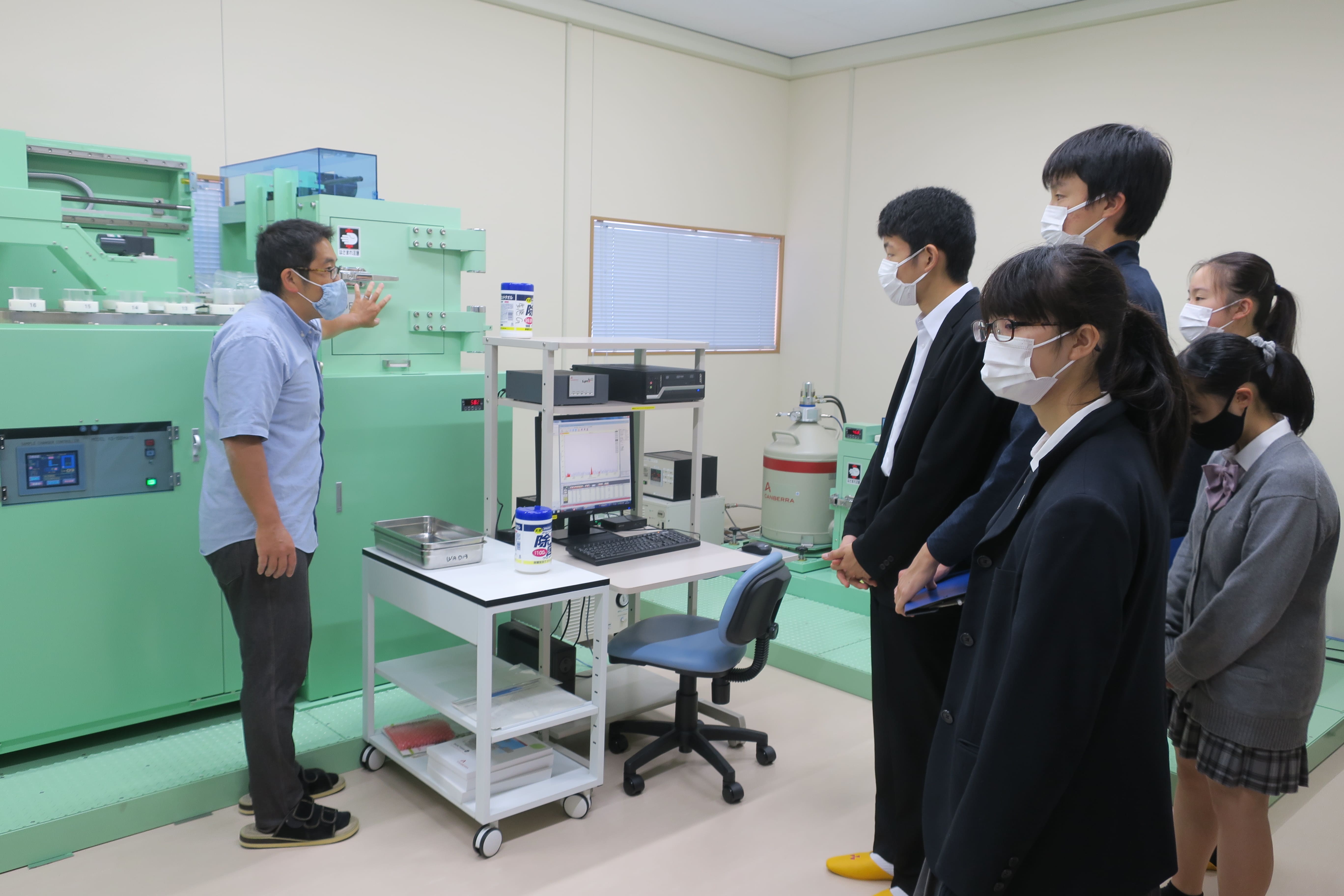 和田准教授がゲルマニウム半導体検出器の仕組みを紹介