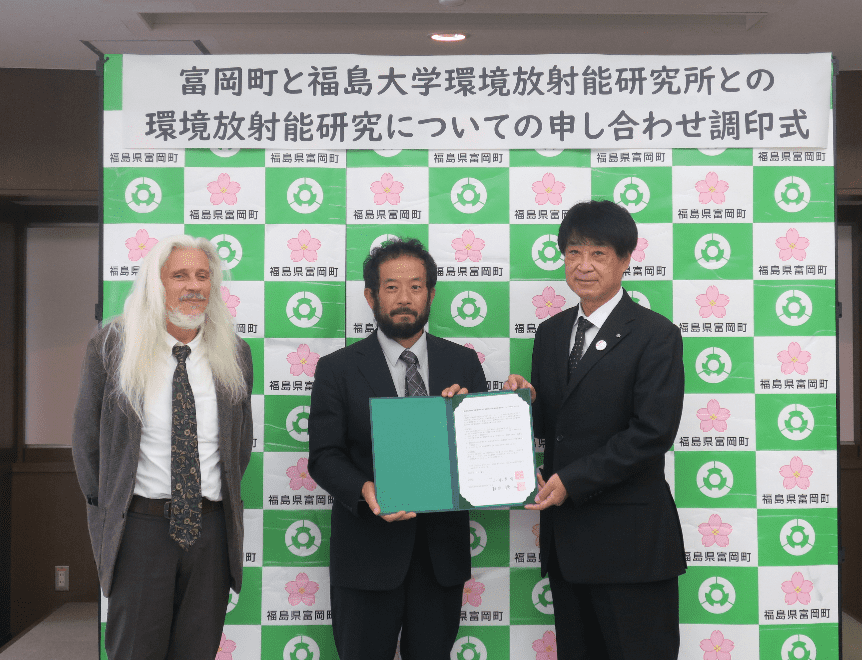 申し合わせ書を交わす(右から)山本町長と難波所長、ヨシェンコ教授