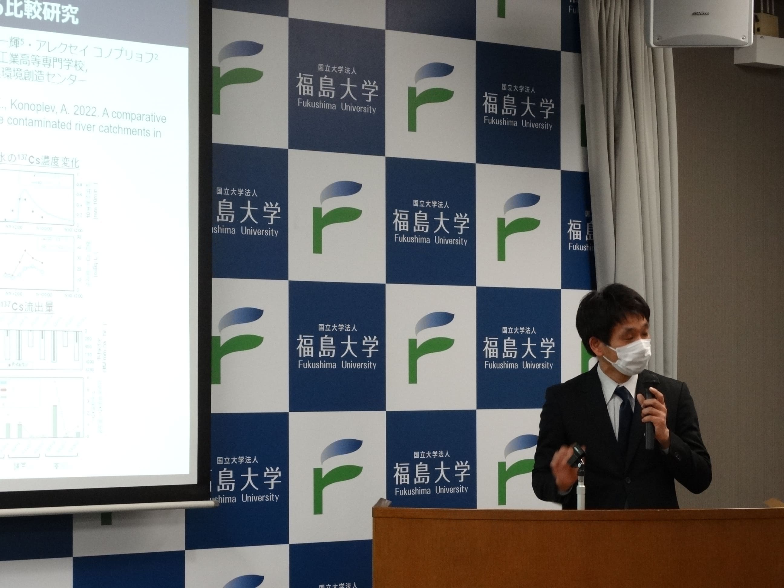 Prof. WAKIYAMA presenting the research result at the press conference