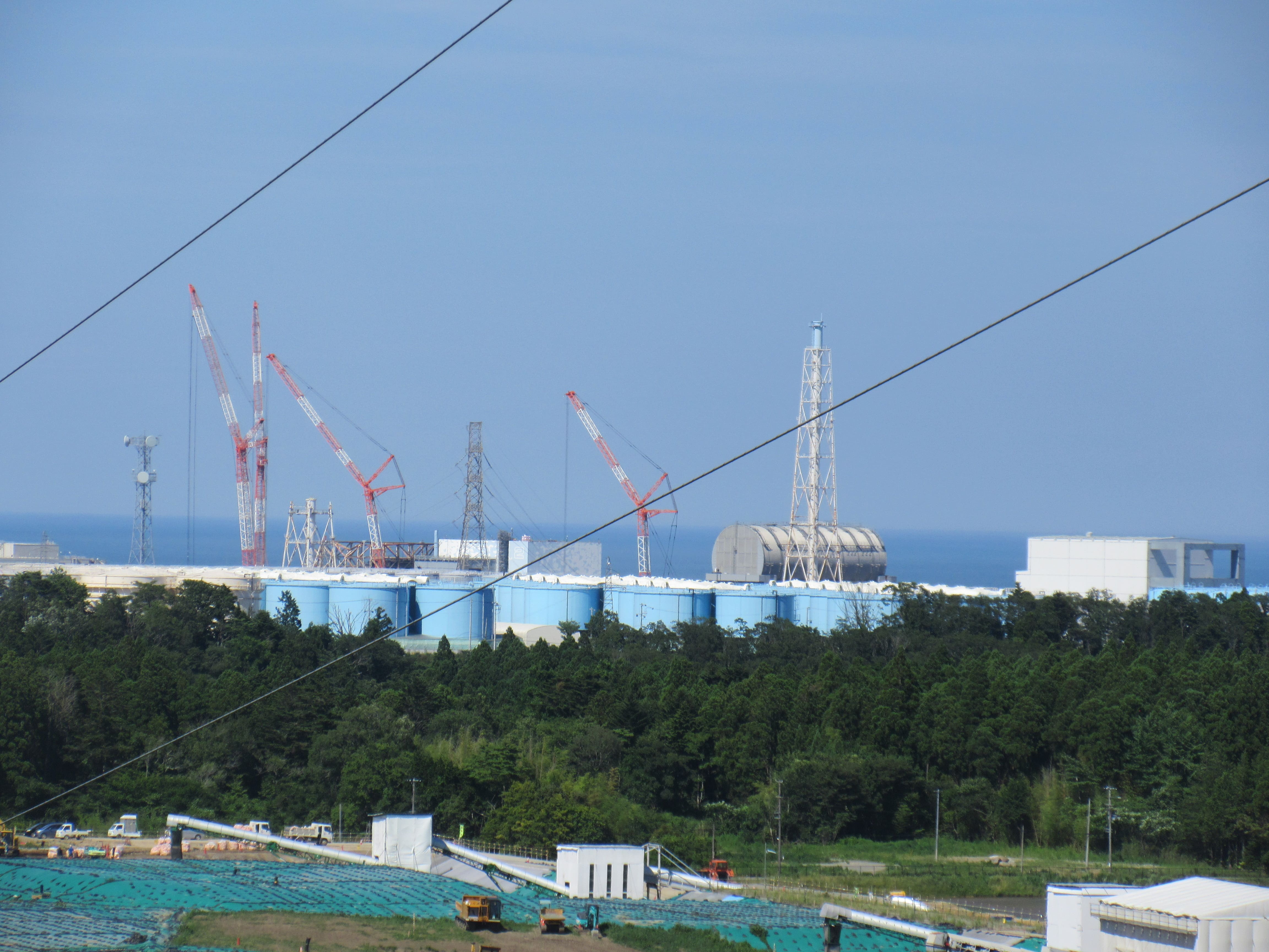 高台から見た東京電力福島第一原子力発電所