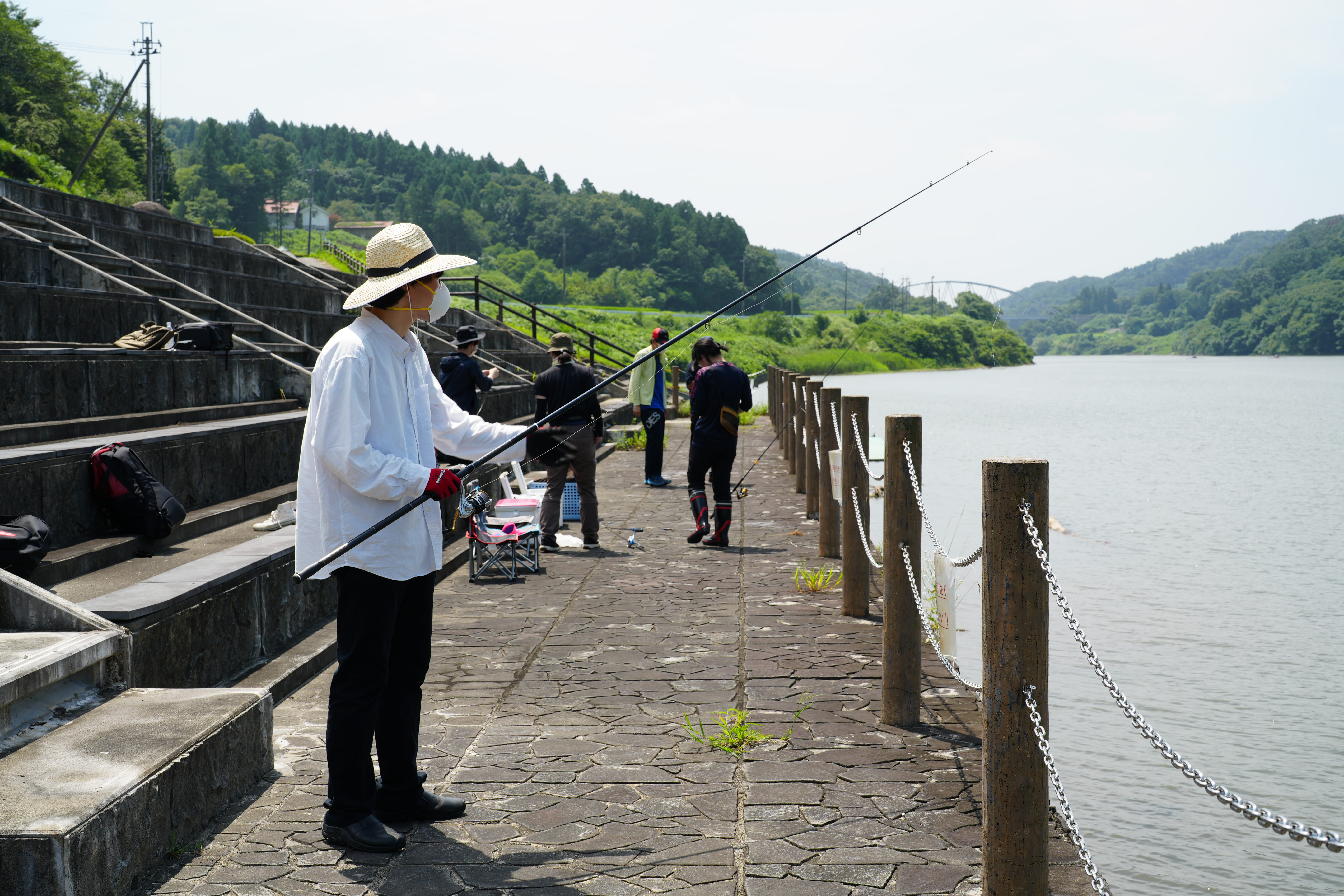 学生が釣りをしている様子