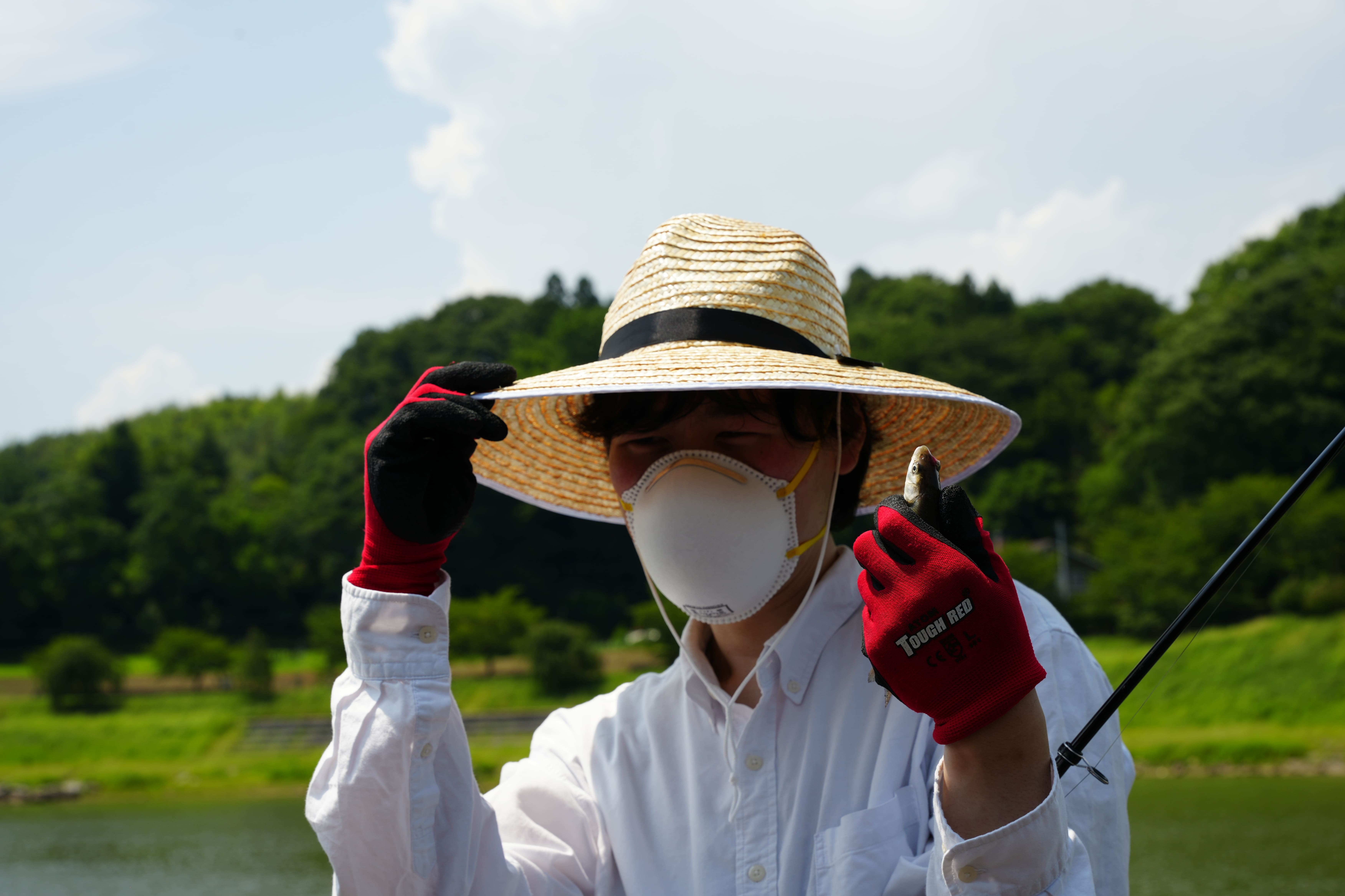 学生が魚を釣り上げた様子