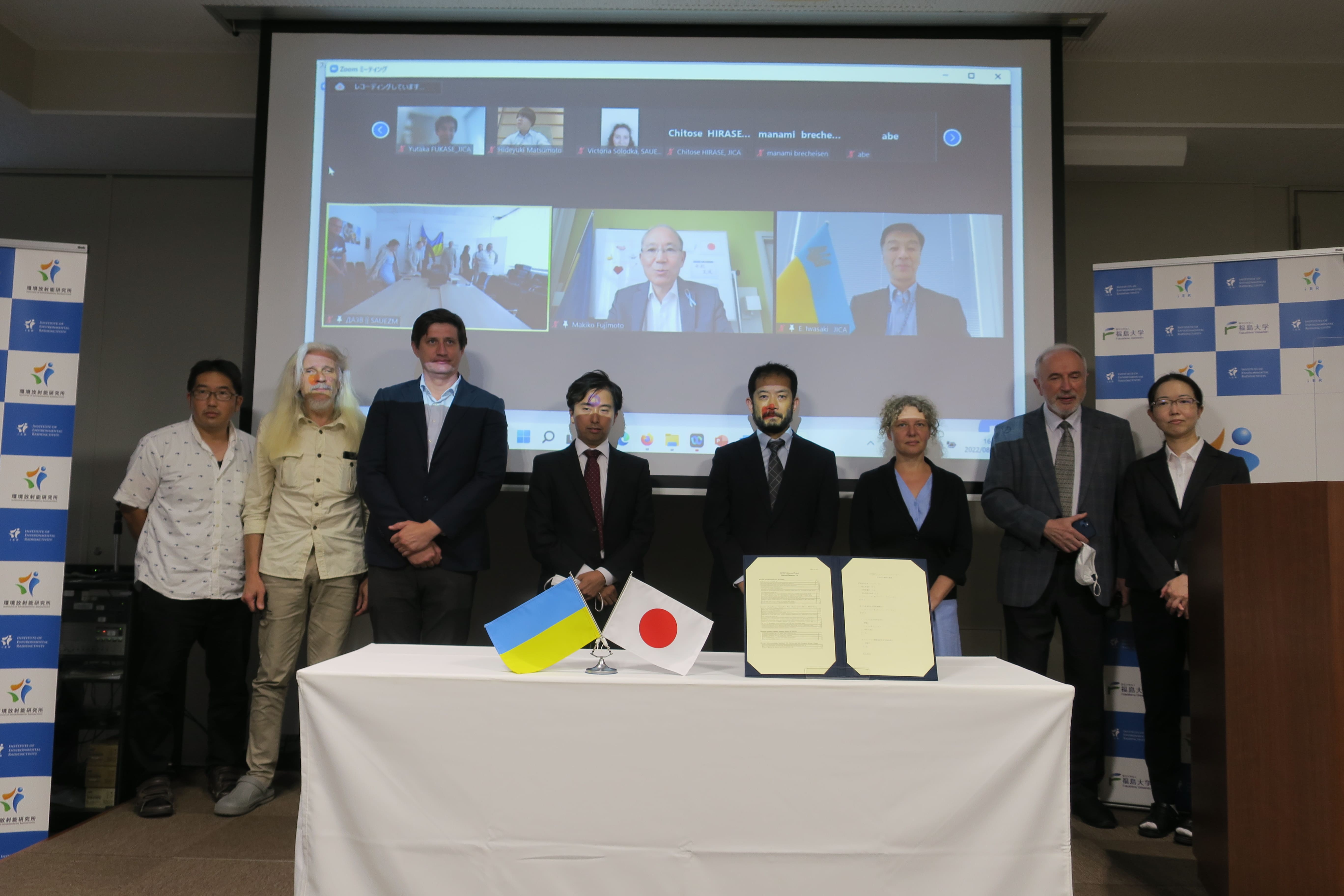 Commemorative photo with participants to the ceremony