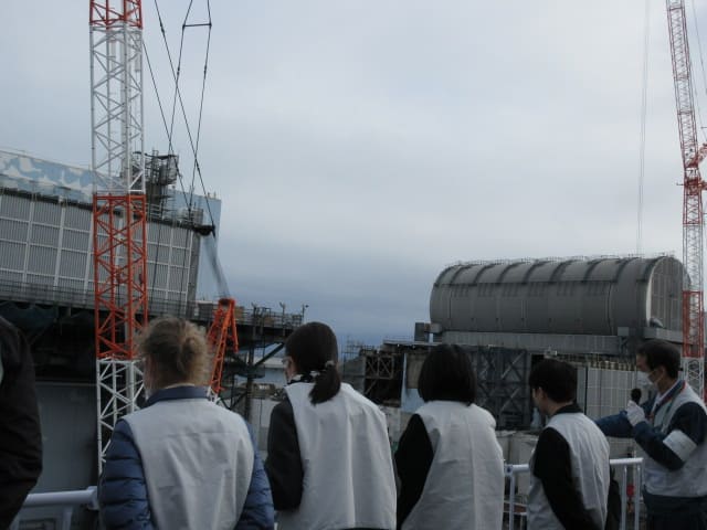 第一原発敷地内の高台から事故を起こした1~4号機を望む