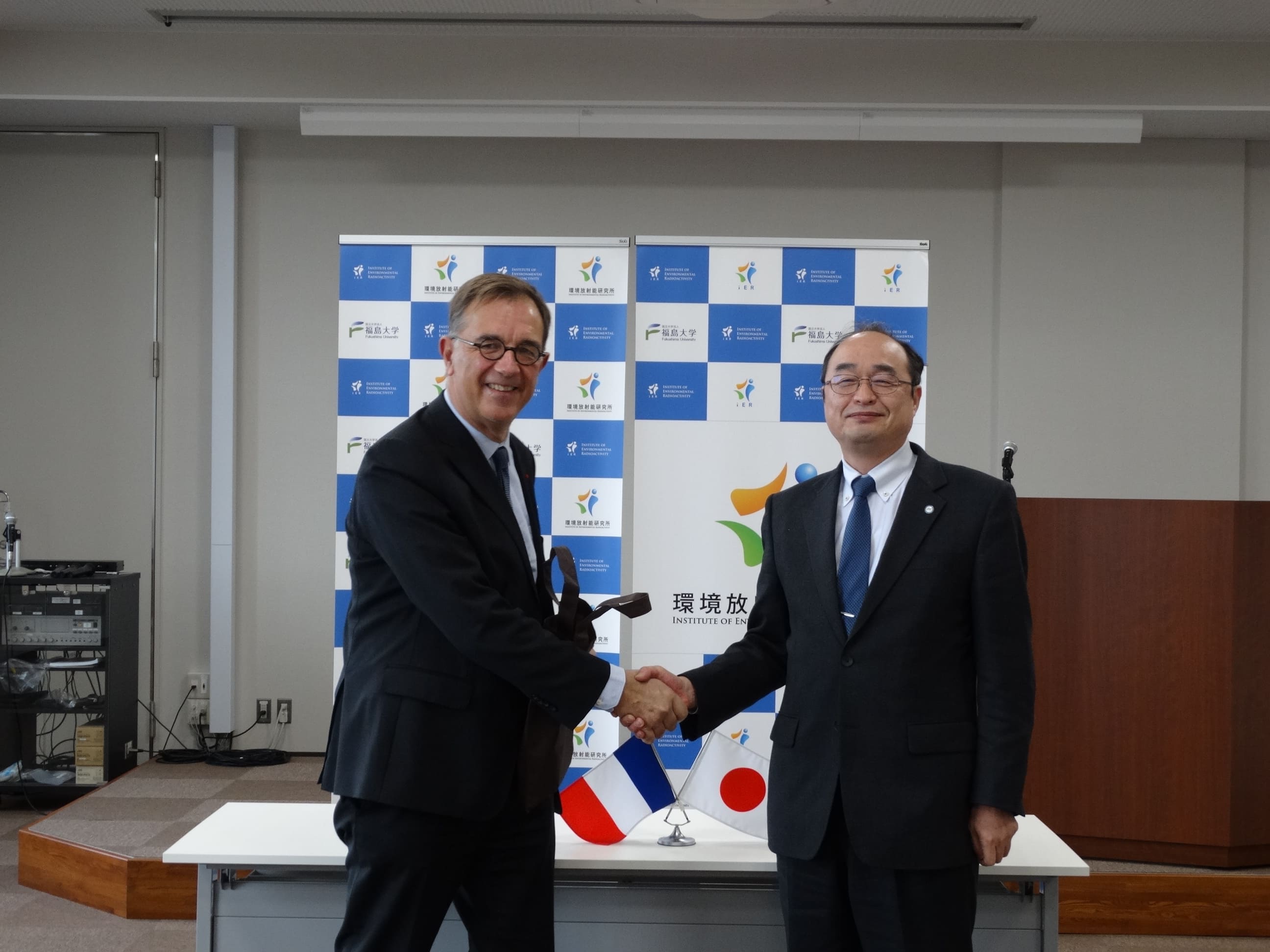 ジャン=クリストフ・ニール理事長(左)と三浦学長(右)