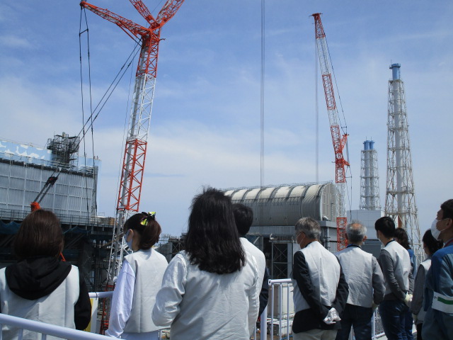 原子炉建屋を眺める