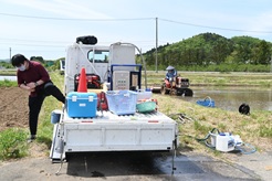 Investigation at the paddy field while the farmer doing Shirokaki. 