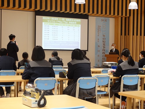 A student expressing his gratitude to Prof. Tsukada