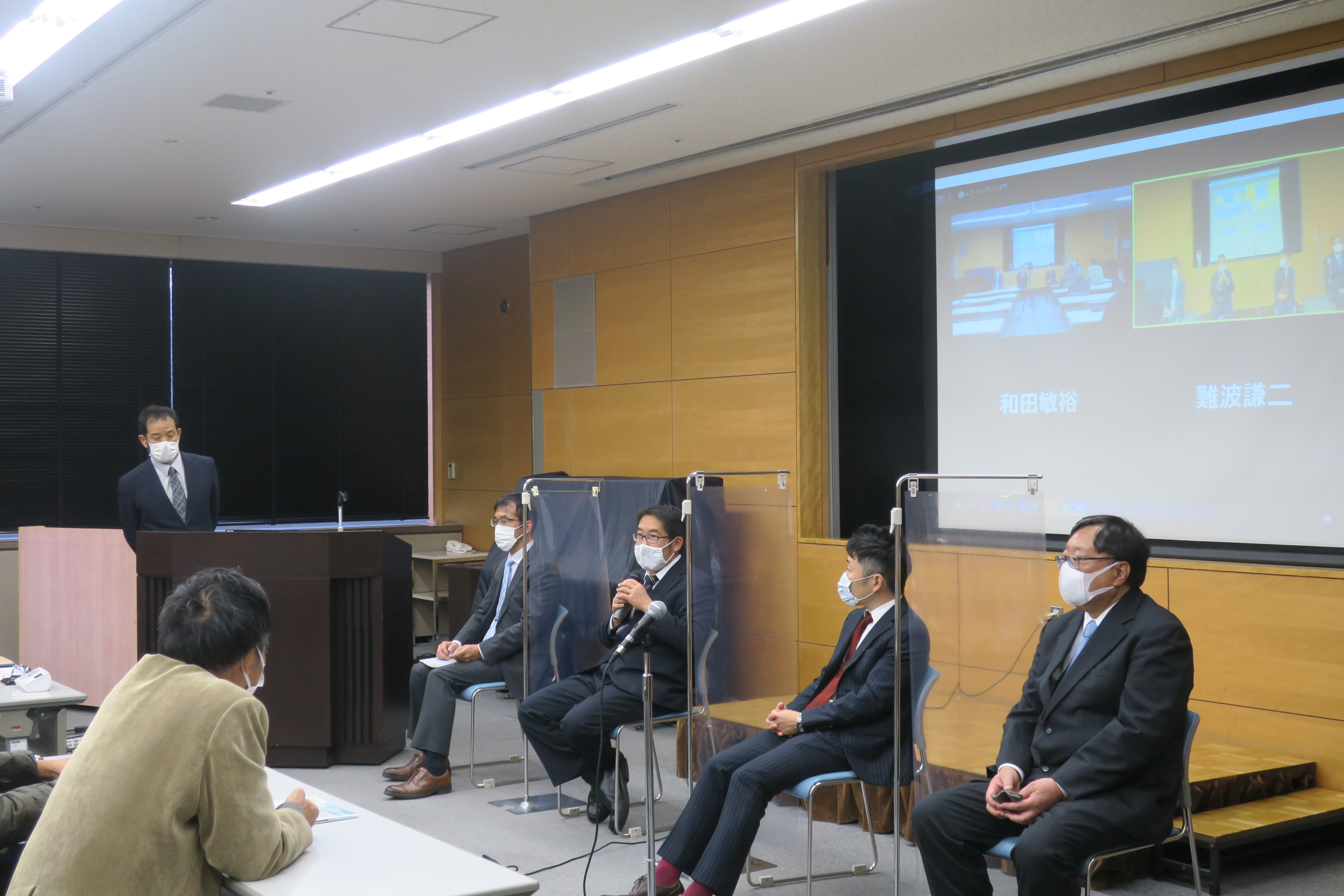 ④Participants and speakers having s discussion.